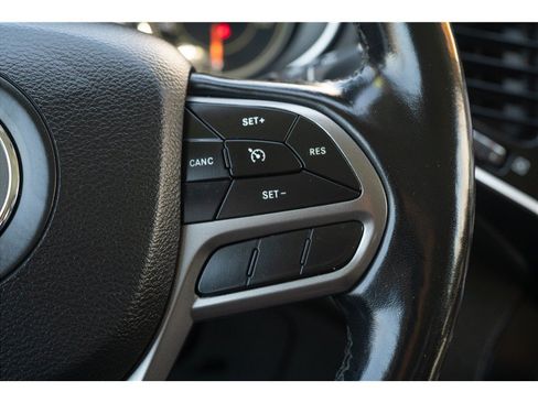 Used 2021 Jeep Cherokee Latitude Lux w/ Mopar Interior Package AWD/4WD image 3
