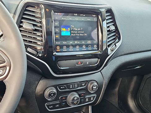 Used 2022 Jeep Cherokee Limited image 18