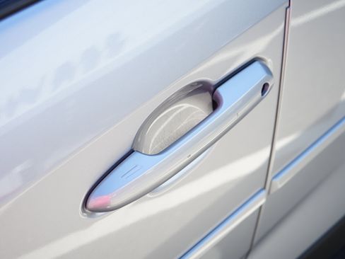 Used 2023 Toyota RAV4 XLE Premium image 10