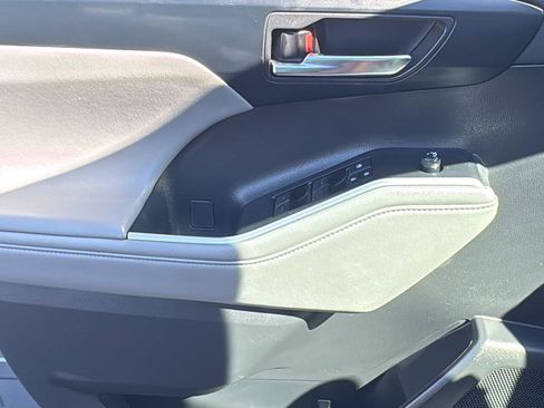 Used 2021 Toyota Highlander XLE image 11