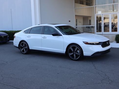 Used 2023 Honda Accord Sport image 2