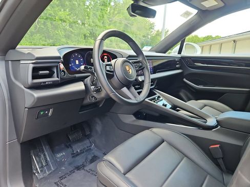 Certified 2025 Porsche Macan 4 Electric AWD/4WD image 4