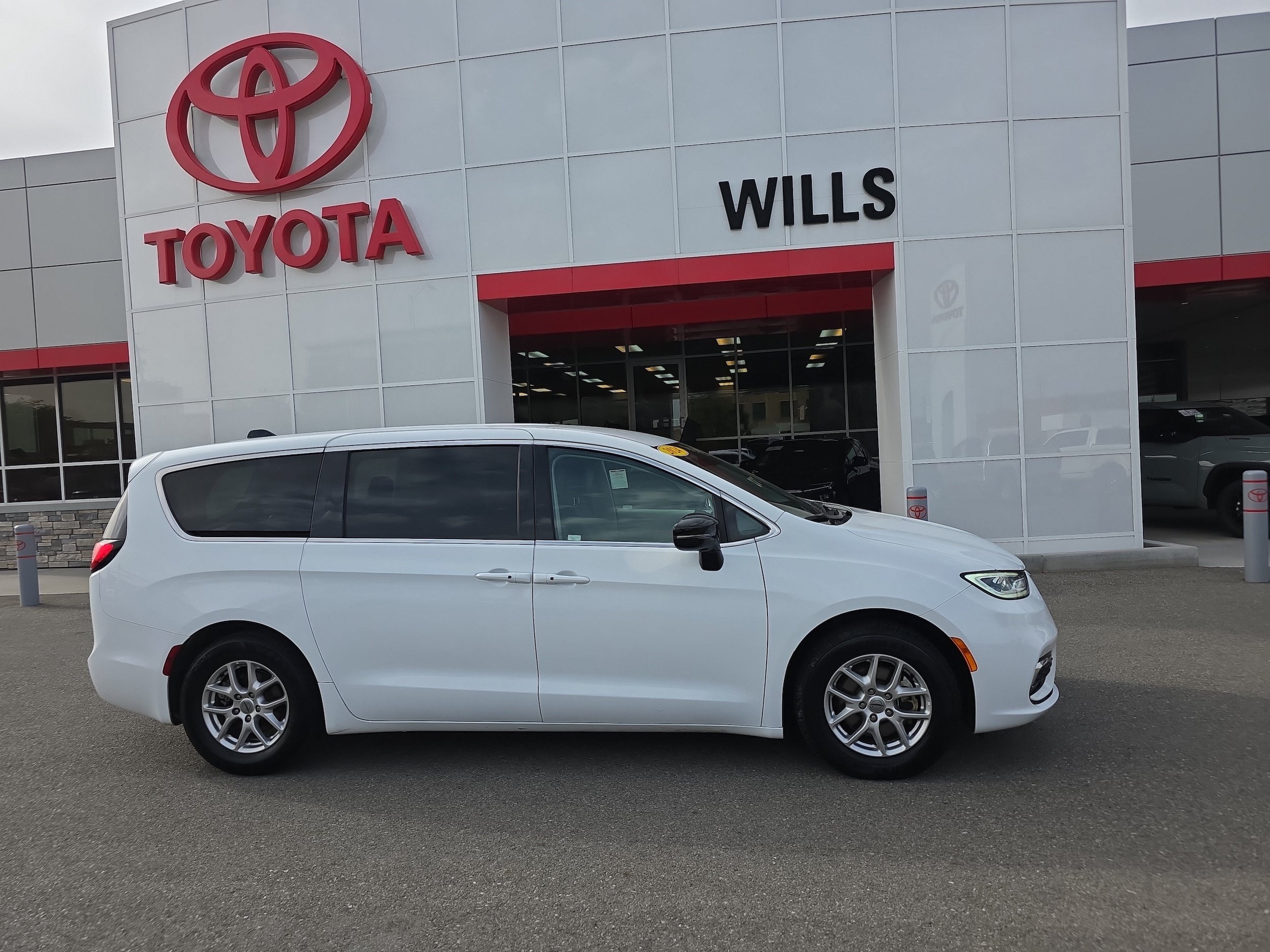 Used 2024 Chrysler Pacifica Touring-L FWD image 1