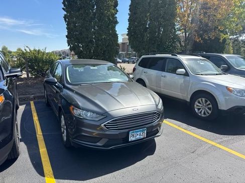 Used 2017 Ford Fusion SE FWD image 2