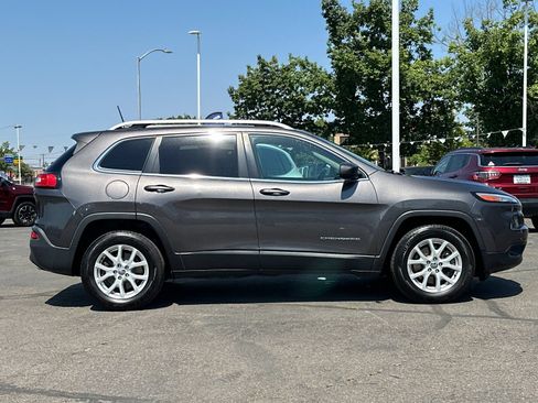 Used 2018 Jeep Cherokee Latitude Plus w/ Comfort/Convenience Group AWD/4WD image 3