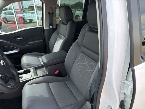 Certified 2025 Nissan Frontier SV w/ SV Convenience Package RWD image 9