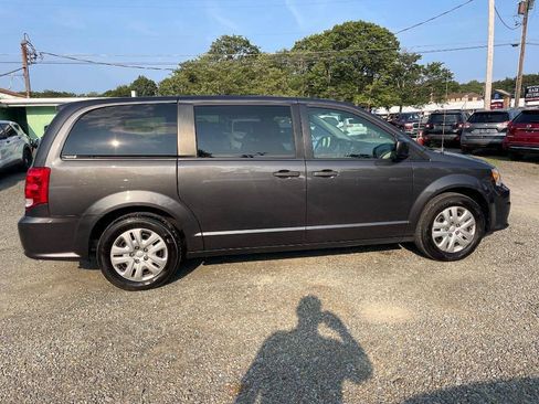 Used 2019 Dodge Grand Caravan SE FWD image 9