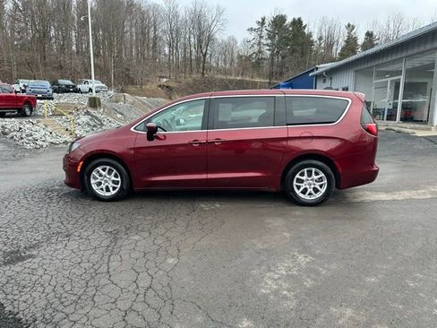 Used 2022 Chrysler Voyager LX image 2