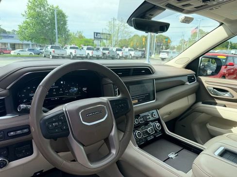 Used 2022 GMC Yukon XL Denali w/ Denali Premium Package image 14