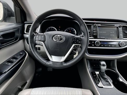Used 2018 Toyota Highlander Plus FWD image 6