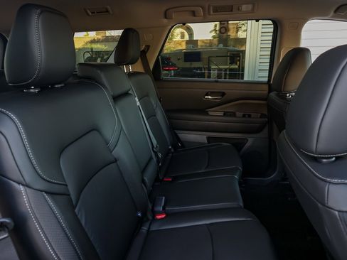 New 2025 Nissan Pathfinder SL image 18