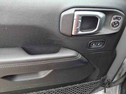 Used 2018 Jeep Wrangler Unlimited Sahara image 9