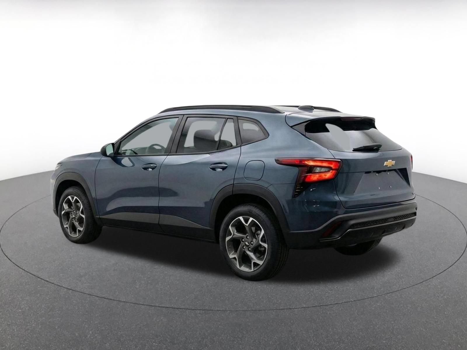 Used 2025 Chevrolet Trax LT FWD image 5