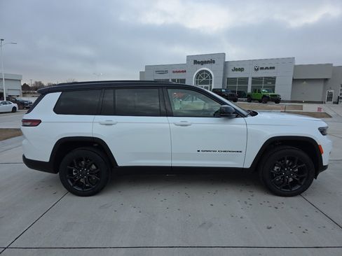 New 2025 Jeep Grand Cherokee L Limited w/ Trailer Tow Package AWD/4WD image 4