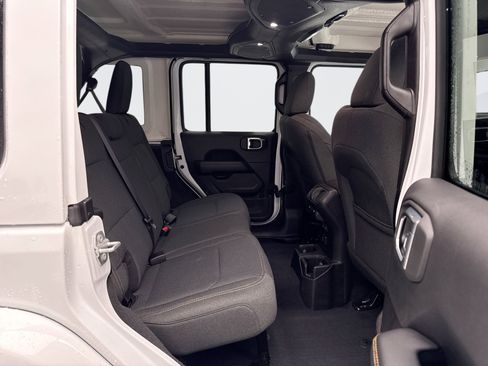 Used 2025 Jeep Wrangler Unlimited Sahara image 17