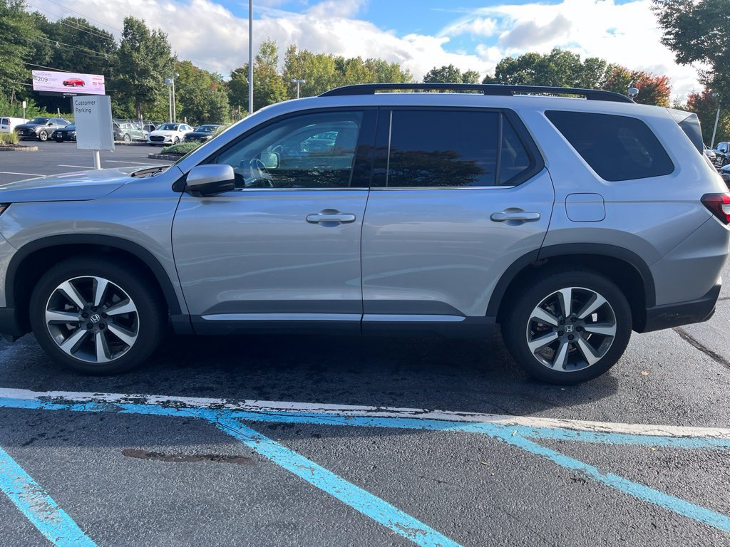 Used 2025 Honda Pilot Elite image 1