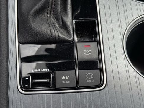 Used 2025 Toyota Sienna XLE FWD image 21