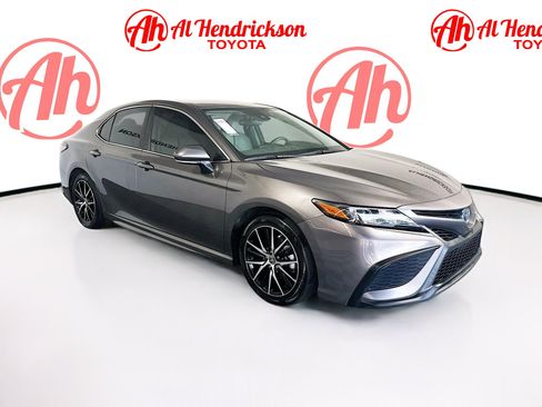 Used 2022 Toyota Camry SE image 1