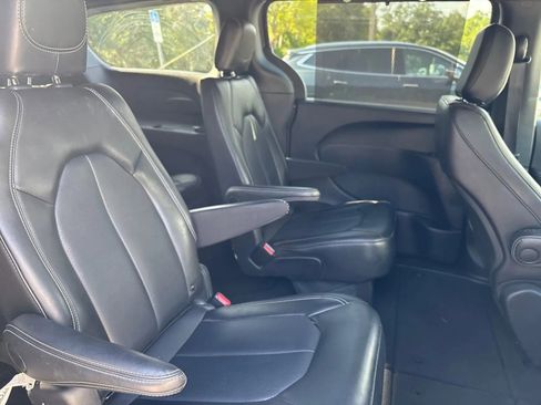 Used 2025 Chrysler Pacifica Select FWD image 12