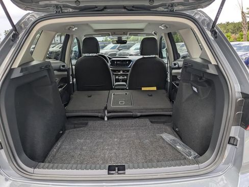 Used 2024 Volkswagen Taos SE w/ Panoramic Sunroof Package FWD image 12