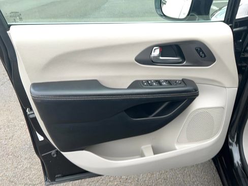 Used 2020 Chrysler Pacifica Touring-L image 15