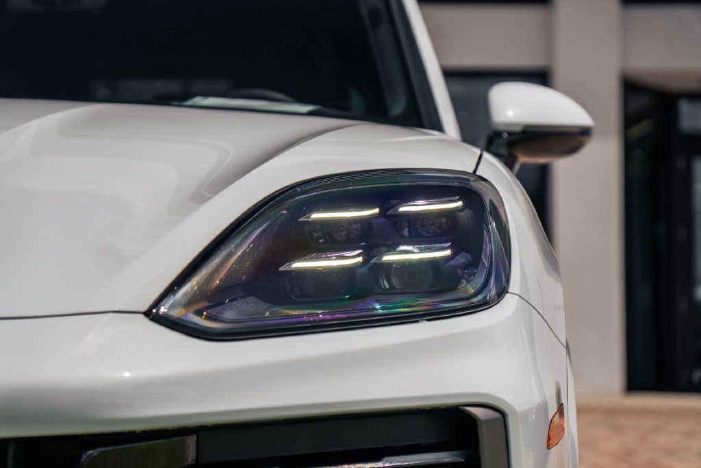 Used 2025 Porsche Cayenne Turbo AWD/4WD image 10
