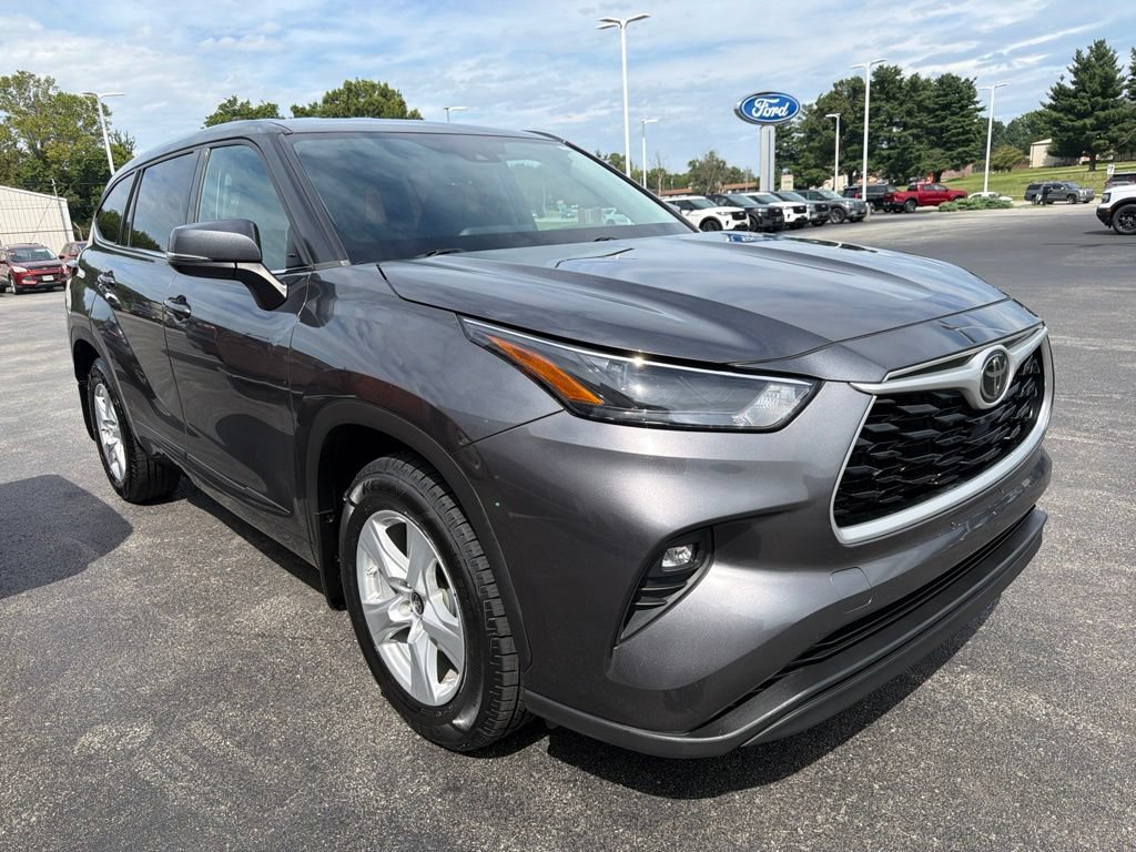 Used 2022 Toyota Highlander LE w/ Protection Package #3 (TMS) AWD/4WD image 7