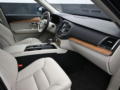 Used 2022 Volvo XC90 T5 Momentum w/ Climate Package image 19