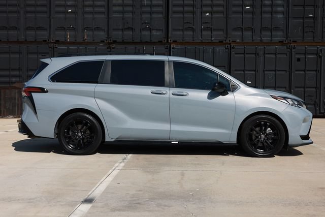 Used 2023 Toyota Sienna XSE FWD image 16