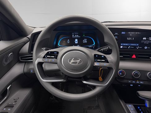 Used 2025 Hyundai Elantra SE FWD image 12