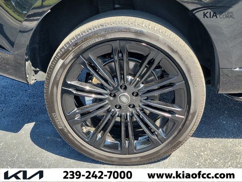 Used 2025 Land Rover Range Rover SE AWD/4WD image 9
