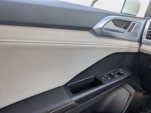 New 2025 Volkswagen Taos SE image 10