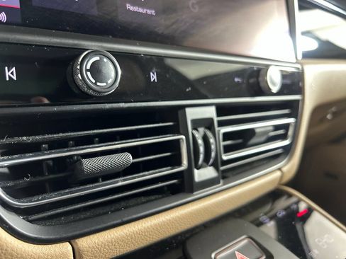 Certified 2023 Porsche Macan AWD/4WD image 35