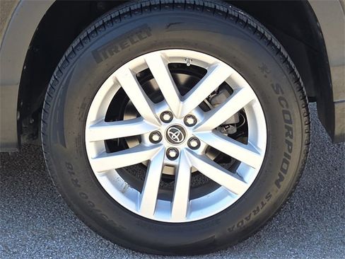 Used 2016 Toyota Highlander LE image 9