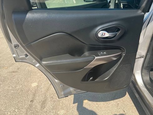 Used 2019 Jeep Cherokee Latitude w/ Cold Weather Group FWD image 3