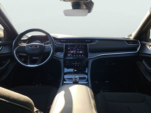 Used 2025 Jeep Grand Cherokee Laredo X image 11