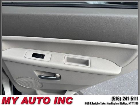 Used 2010 Jeep Grand Cherokee Limited image 32