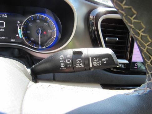Used 2023 Chrysler Pacifica Touring-L FWD image 24