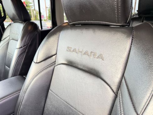 Used 2019 Jeep Wrangler Unlimited Sahara w/ Dual Top Group AWD/4WD image 14
