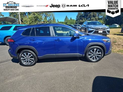 Used 2022 Toyota Corolla Cross XLE w/ Convenience Package AWD/4WD image 9