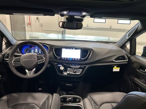 New 2027 Chrysler Pacifica Select FWD image 30