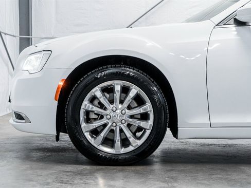 Used 2022 Chrysler 300 Touring image 11