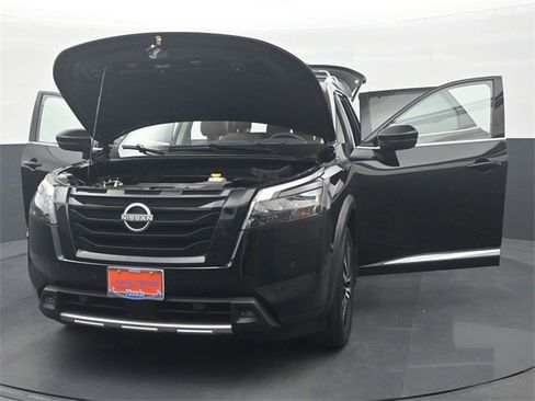 Used 2025 Nissan Pathfinder Platinum w/ Black Appearance Package image 37