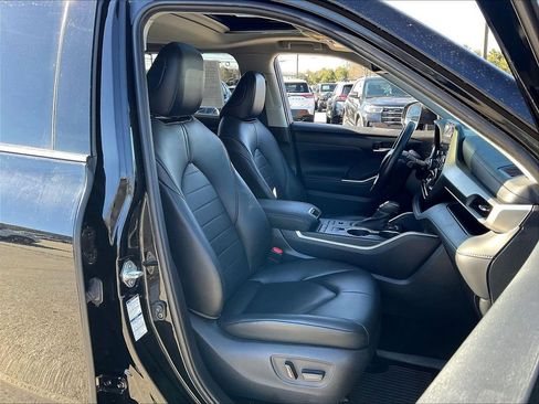 Used 2021 Toyota Highlander XLE AWD/4WD image 10