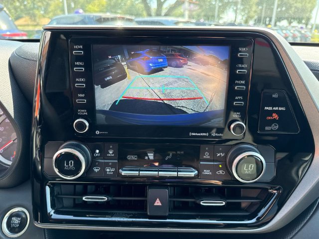 Used 2021 Toyota Highlander LE FWD image 30