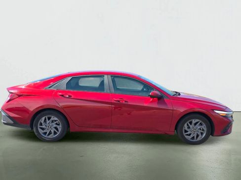 Used 2024 Hyundai Elantra SEL FWD image 7