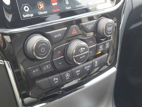 Used 2019 Jeep Grand Cherokee Limited w/ Luxury Group II image 32