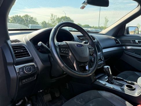 Used 2019 Ford Explorer XLT w/ Equipment Group 202A FWD image 10