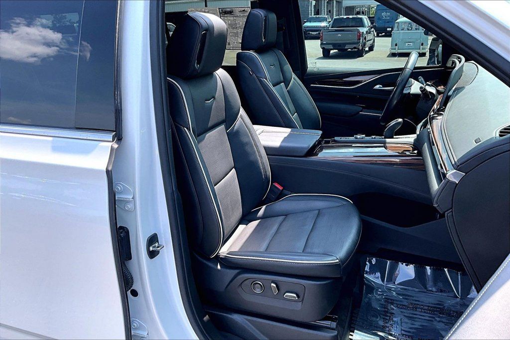 Used 2024 Cadillac Escalade ESV Premium Luxury AWD/4WD image 32