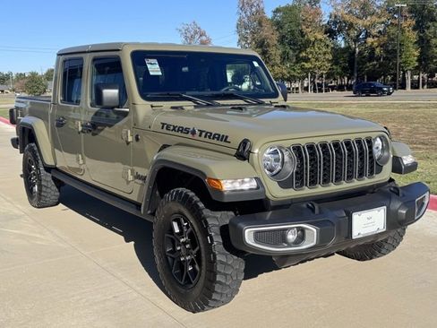 Used 2025 Jeep Gladiator Sport image 7